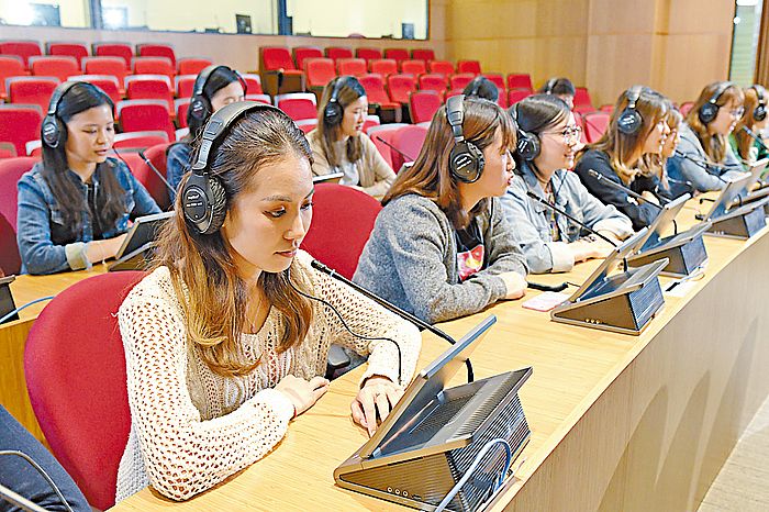 馮堯敬堂會議廳是恒大商務翻譯課程的重點培訓基地,設有六個即時傳譯室,符合聯合國六種即時傳譯語言的規格。