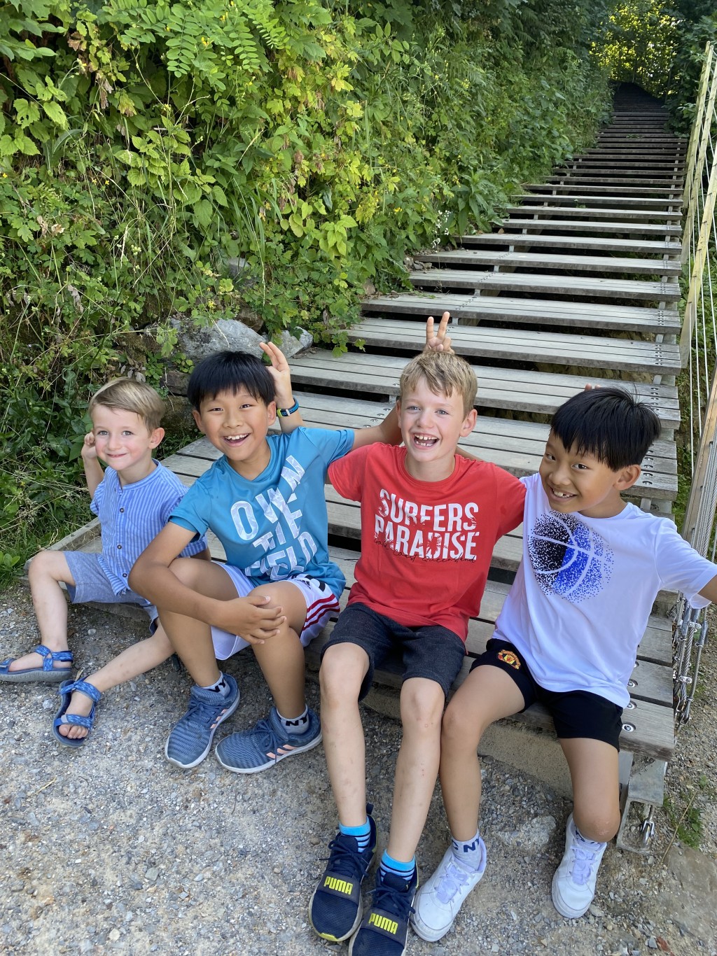 斯洛文尼亞的教育制度與香港不同，公立學校的制度是小學至中三，之後升高中到中七，然後上大學。