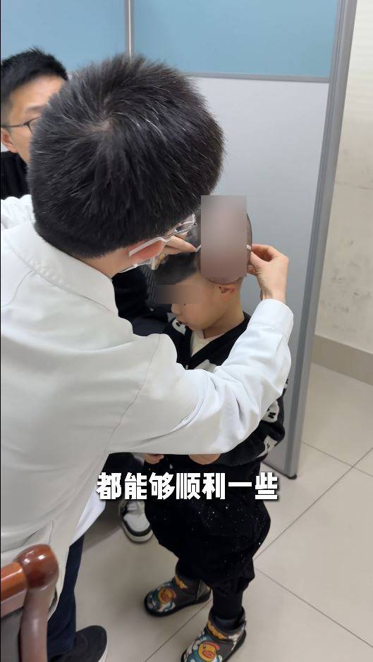 琪寶準備接受第二次手術，把頭上巨痣摘去。抖音＠美俠小頭