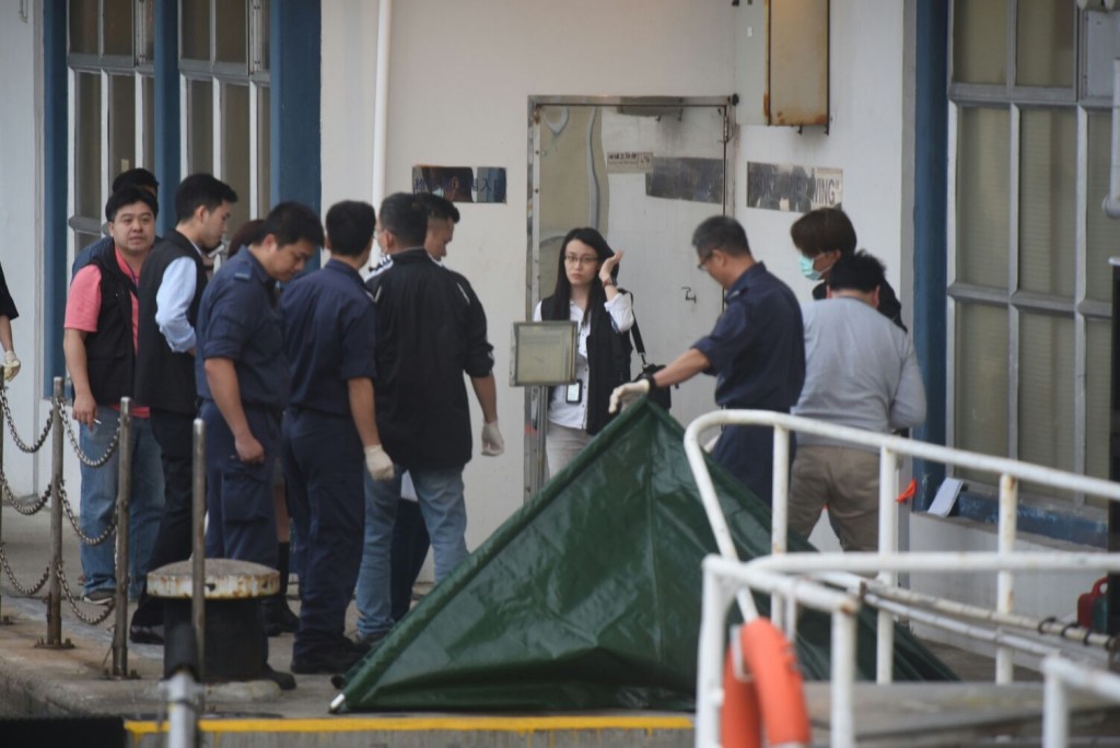 探員到達西灣河水警基地調查。