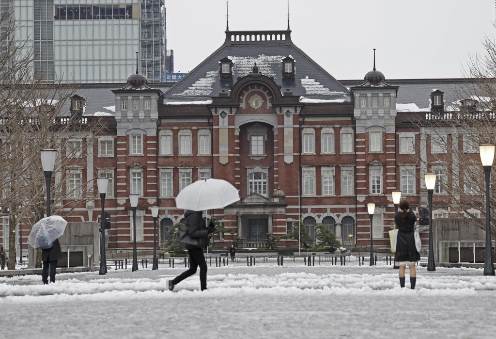 东京大雪，逾百人受降雪影响摔倒等原因被紧急送院。美联社