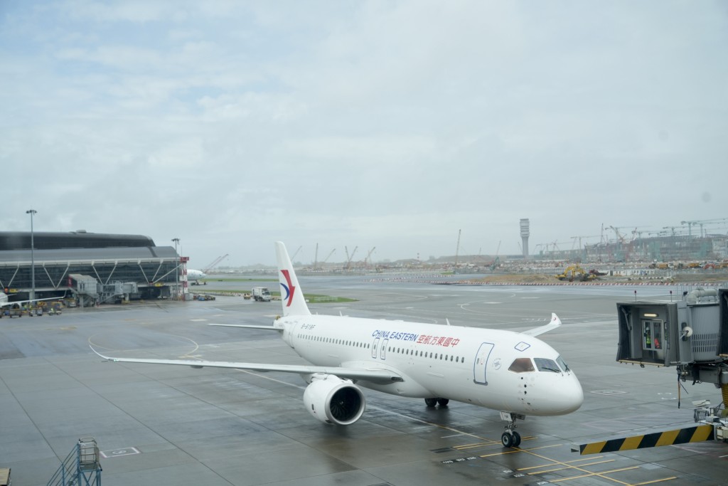 陳美寶表示,根據現行安排,晚上11時至凌晨2時期間,香港國際機場採用雙跑道運作,其中南跑道主要用作飛機起飛。資料圖片 陳美寶表示,根據現行安排,晚上11時至凌晨2時期間,香港國際機場採用雙跑道運作,其中南跑道主要用作飛機起飛。資料圖片