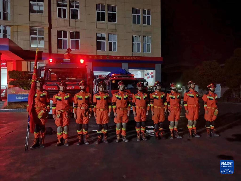 云南省消防救援总队的消防员迅速集结准备前往震中开展救援。新华社