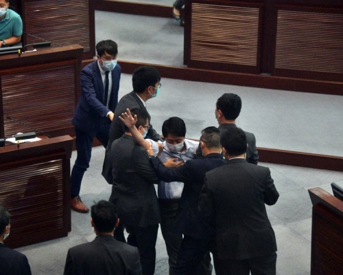 許智峯被指一度取走選票。