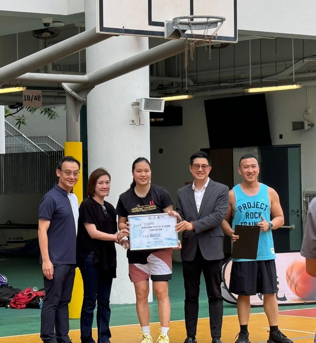 港篮女将陈欣汶(中)日前获九龙城民政事务处红磡分区会邀请与本港中小学女子篮球运动员交流。