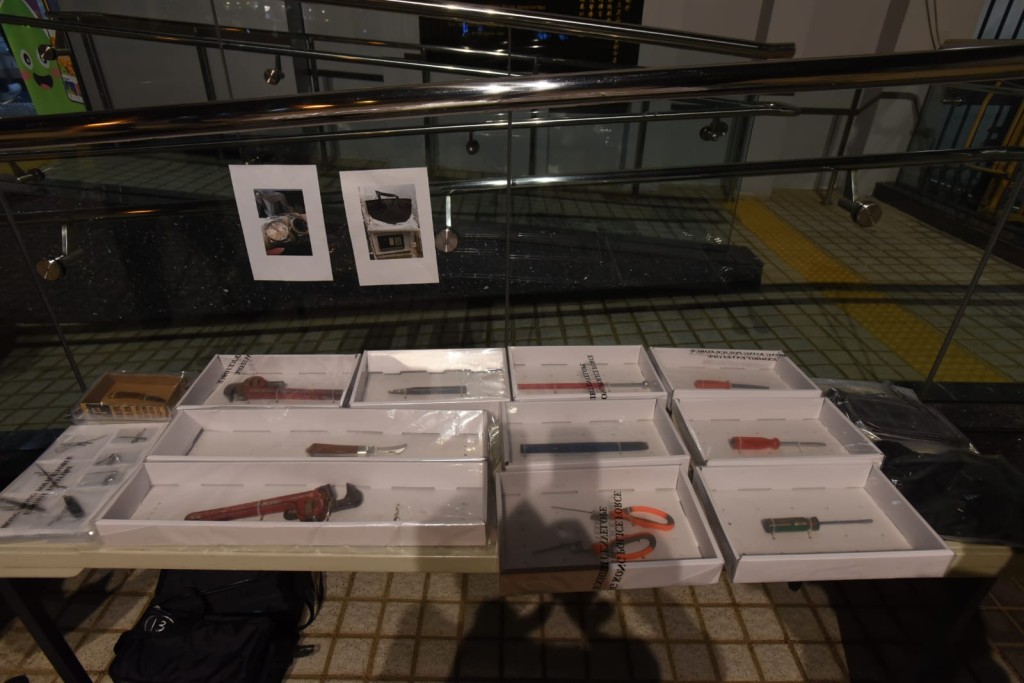 警方展示檢獲的爆竊工具。