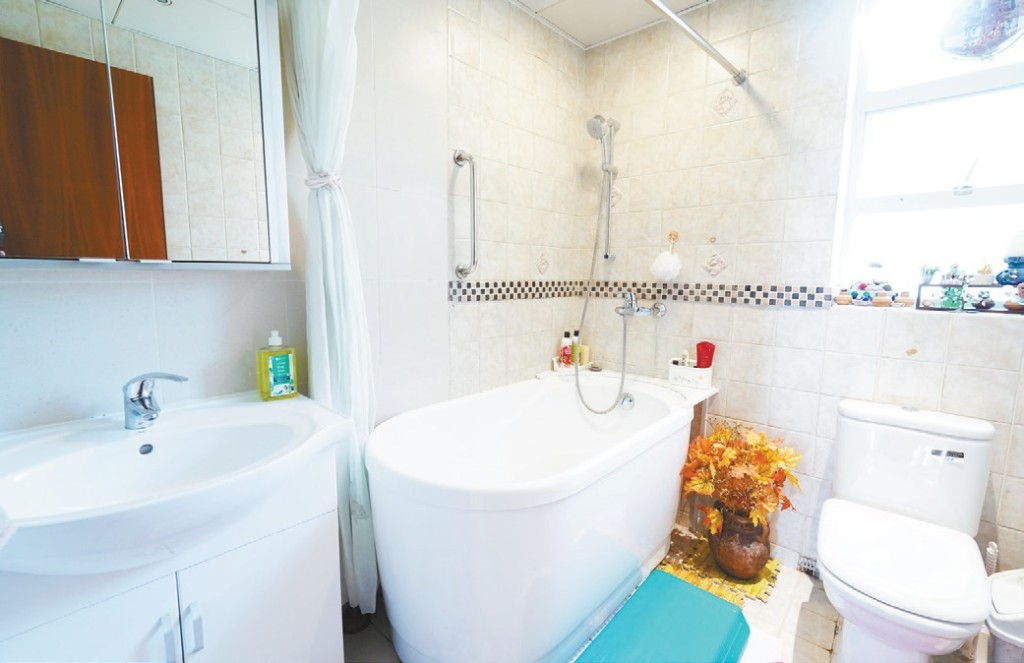 浴室设有浴缸，让住户浸浴放松身心。