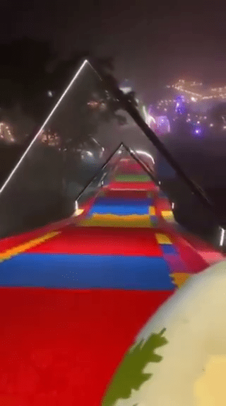 哥伦比亚女玩滑水道过弯飞出。 FB