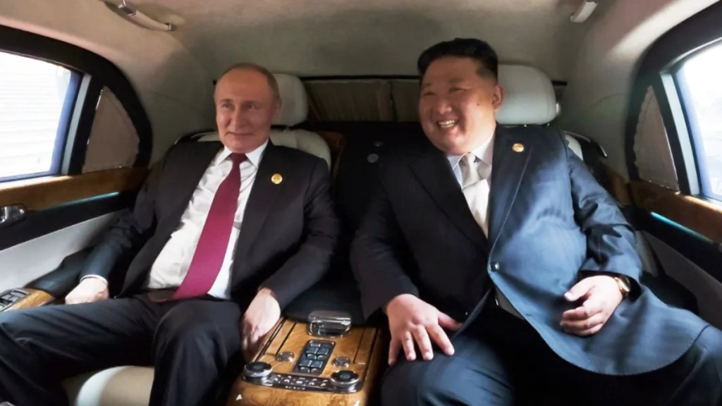 金正恩與普京同坐轎車內。北韓中央電視台 金正恩與普京同坐轎車內。北韓中央電視台
