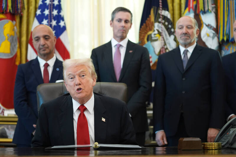 去年11月6日,特朗普在白宮橢圓形辦公室宣布與大藥廠就減肥藥降價達成協議時,曾問商務部長盧特尼克(後排右一)是否用過這些藥。美聯社 去年11月6日,特朗普在白宮橢圓形辦公室宣布與大藥廠就減肥藥降價達成協議時,曾問商務部長盧特尼克(後排右一)是否用過這些藥。美聯社