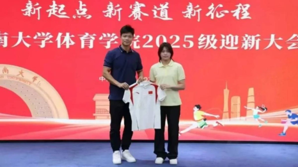 全紅嬋日前到暨南大學報到並與蘇炳添合影。澎湃新聞