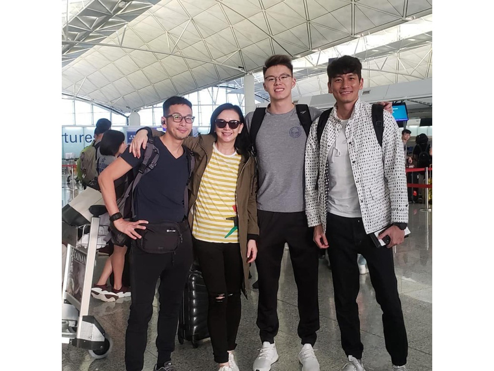 站在两个巨人身边,吴家乐立即变咗「小矮人」。