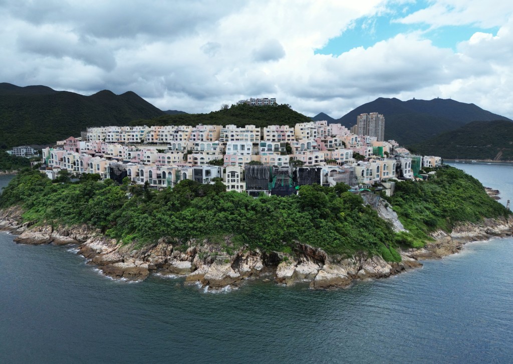 目前累計因僭建違反《建築物條例》第14（1）條而被法庭定罪的個案已有24宗，法院正陸續就餘下個案展開聆訊。