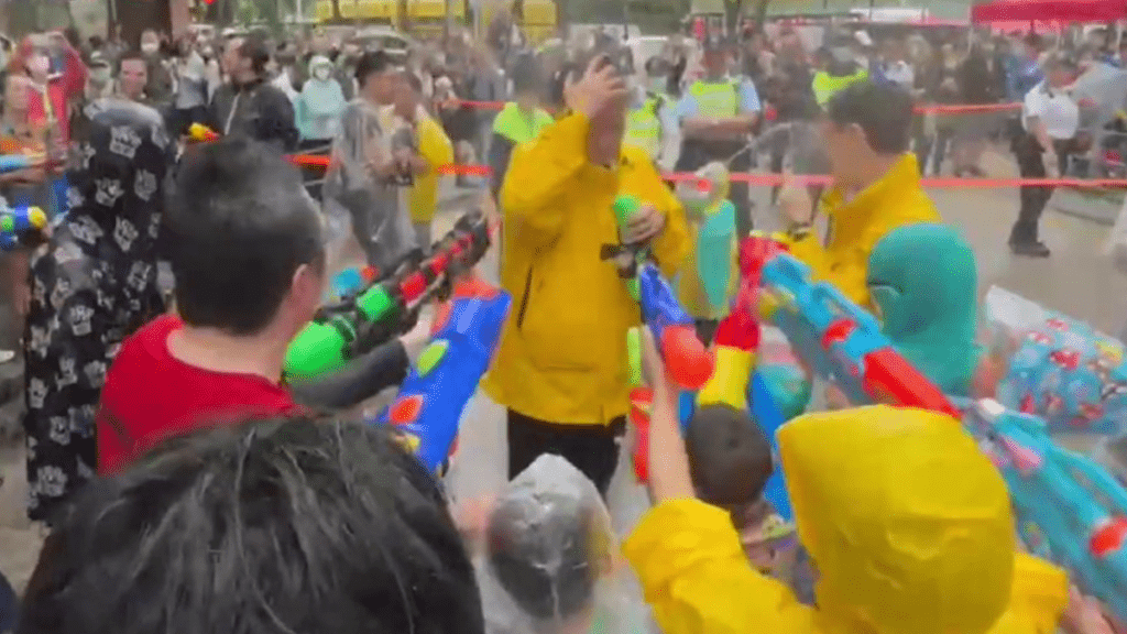 泼水节期间涉向警员及传媒射水，两男现准保释候查。