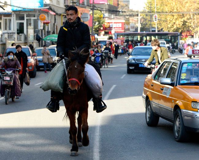 唐新宇2012年曾经骑马途径济南市区，引来不少人的关注。 中新社