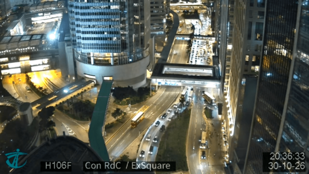 干諾道中近交易廣場晚上仍交通繁忙。香港出行易截圖 干諾道中近交易廣場晚上仍交通繁忙。香港出行易截圖