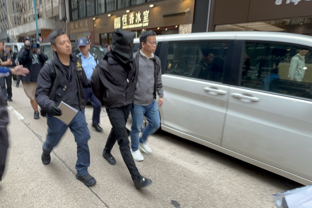 警方帶走一名疑犯。資料圖片