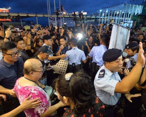 數十名警員到場,將兩批人士分隔。黃賢創攝