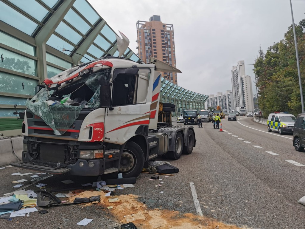 失事貨櫃車損毀嚴重