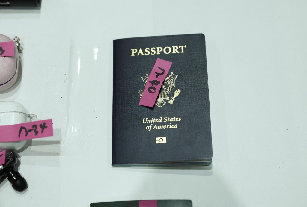 失物当中还有外国人的护照。  路透社