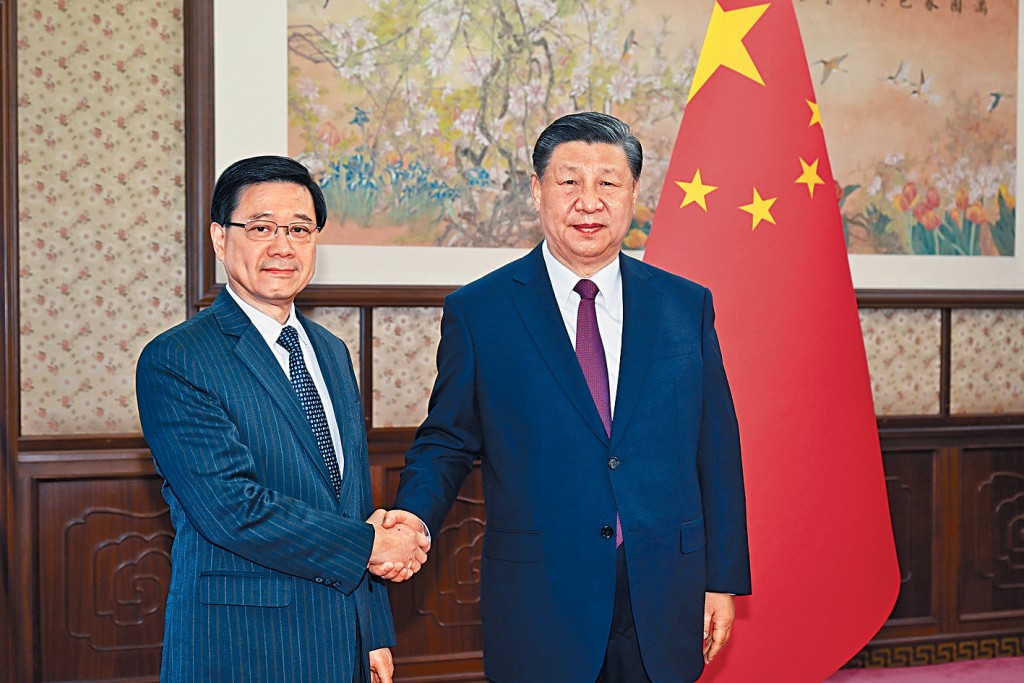 國家主席習近平去年12月在中南海聽取行政長官李家超的述職報告。