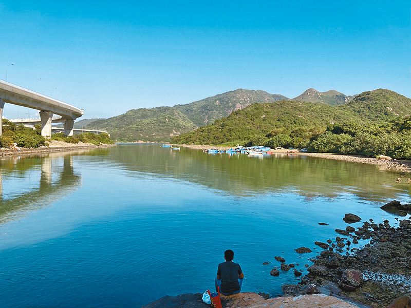 ●置身婆髻山健行路?起點大蠔灣，可賞到相當漂亮的風景。