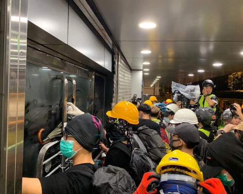 凌晨有示威者包圍馬鞍山警署。