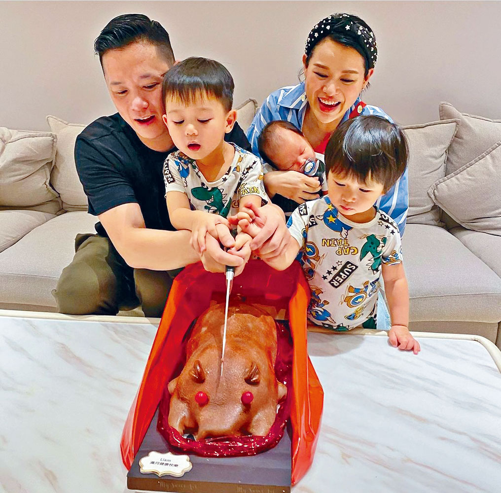 杏兒與李乘德切乳豬賀細仔滿月。