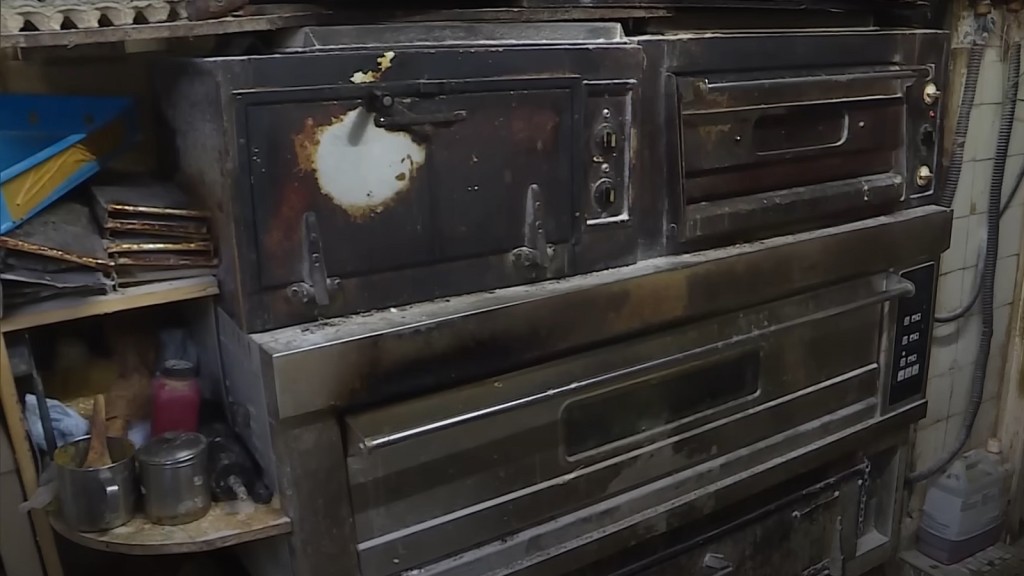 「均香饼家」旧的炉具不慎损坏，幸好厂商在香港仍然有生产。《东张西望》截图