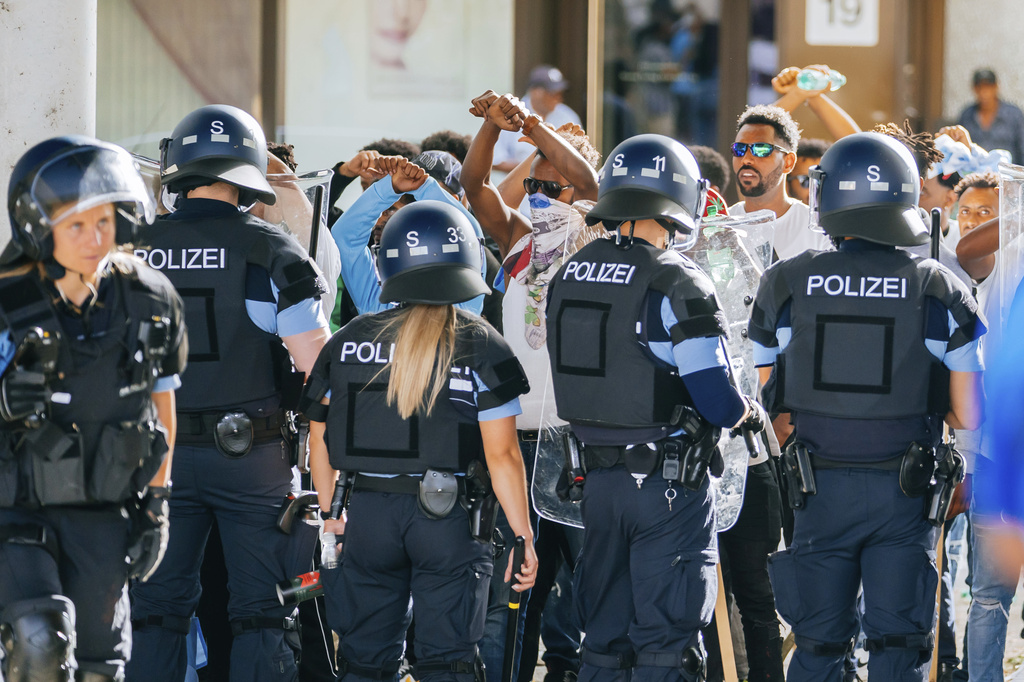 26名警察在騷亂中受傷。美聯社