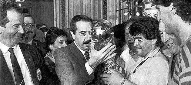 马勒当拿(右)八六年曾率世杯冠军队到总统府与总统见面。网上黑白图片