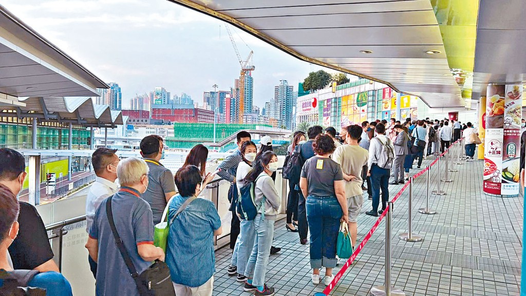 長實SEA TO SKY推售10伙撻訂貨,吸引逾200組客爭購。