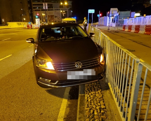 沙田私家車撞鐵欄。