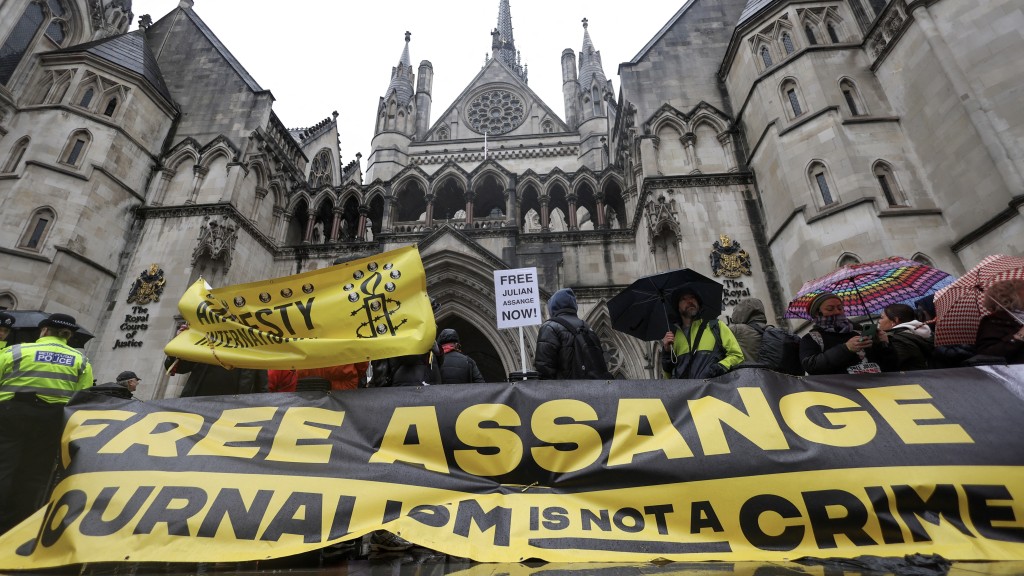 支持者在英国最高法院外声援阿桑奇。 路透社