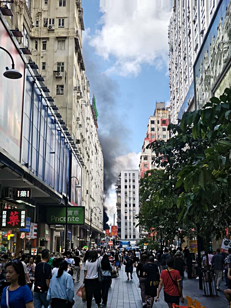 貨車起火濃煙席捲半空。網圖