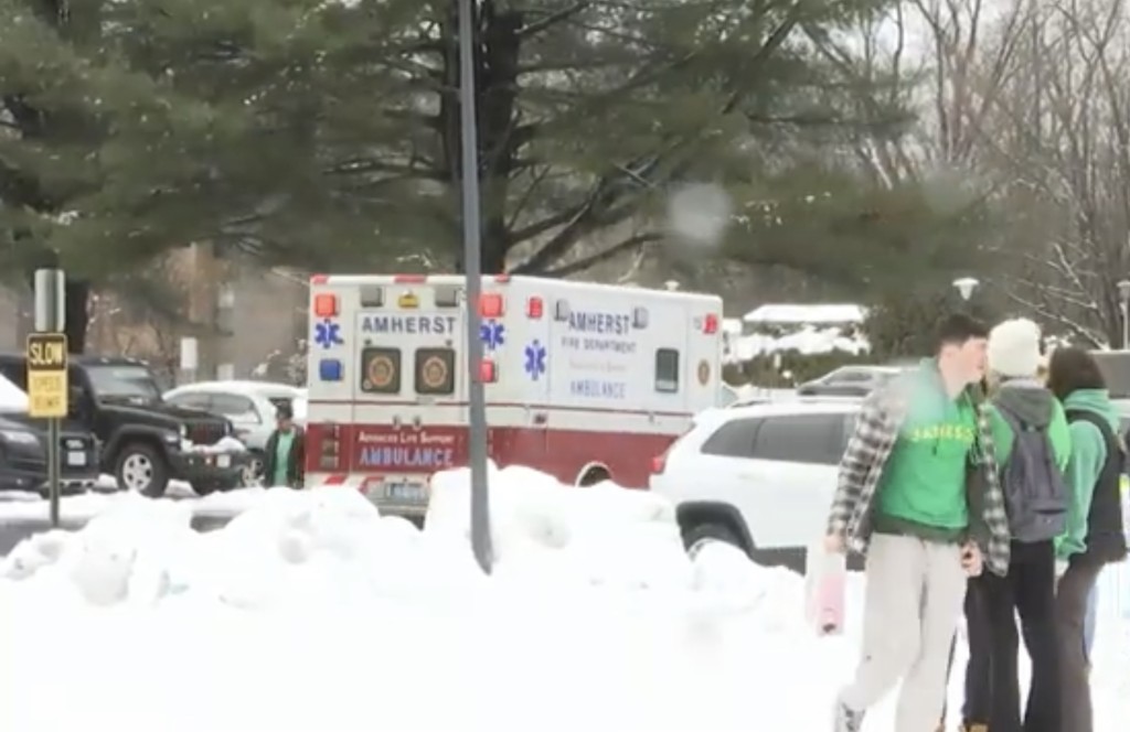 麻省大學學生跟抖音潮流暴飲致酒精中毒，召28輛救護車。