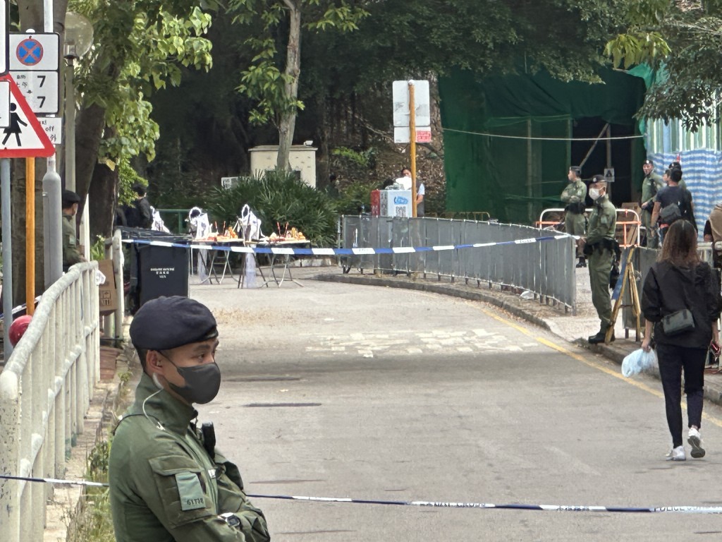 家属返回宏福苑路祭，警方拉起封锁线。刘汉权摄