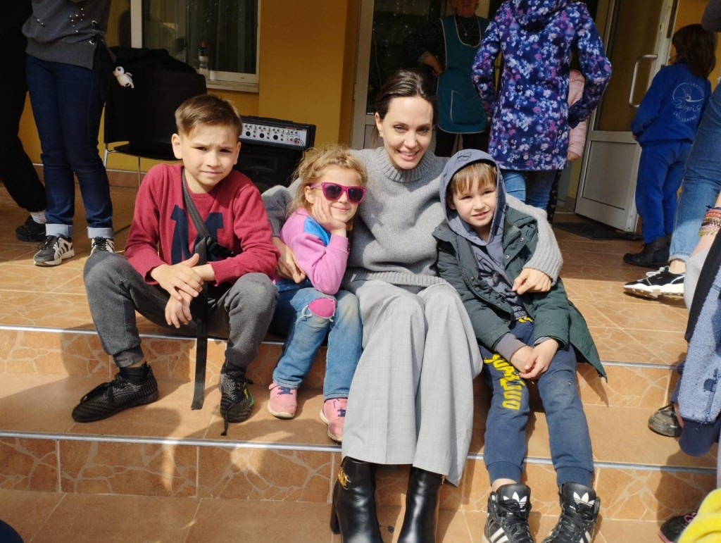 安祖蓮娜祖莉現身利沃夫，探訪難民兒童。網圖