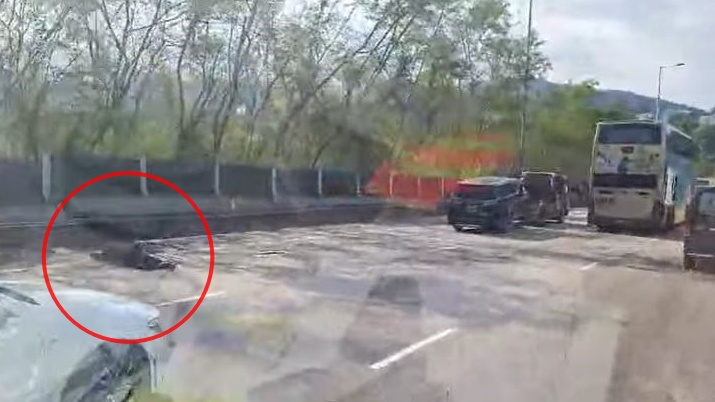 傷者倒在地上。fb 馬路的事討論區Bosco Chu影片截圖。 