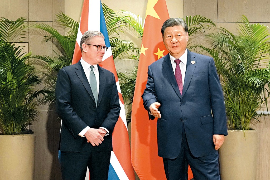 習近平昨日在巴西同英國首相施紀賢首度會晤。