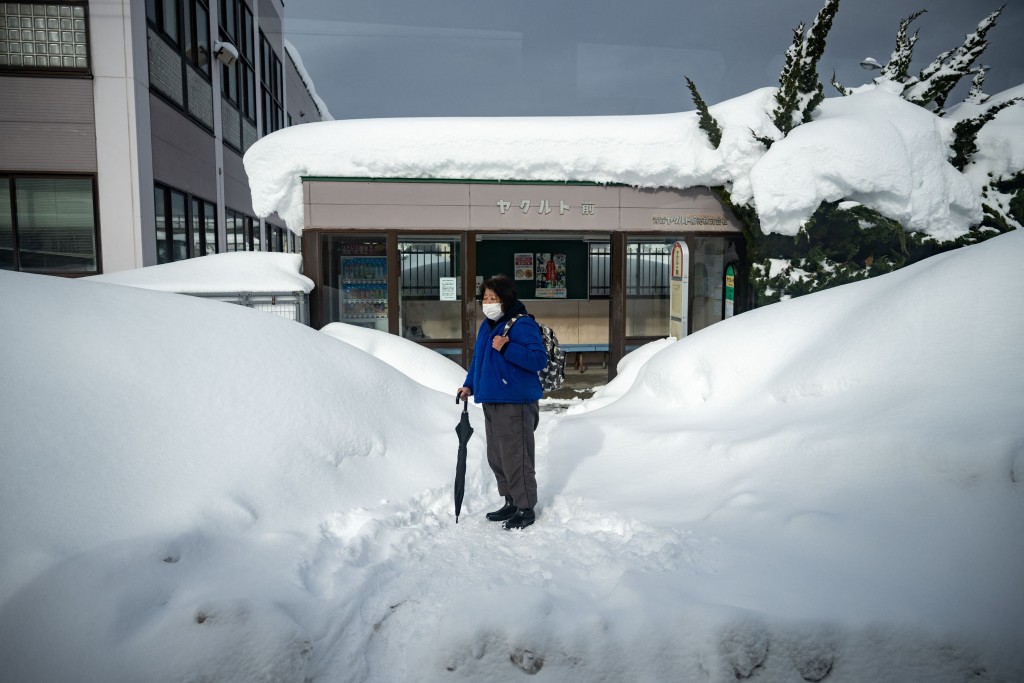 青森巴士站也被积雪掩盖。法新社