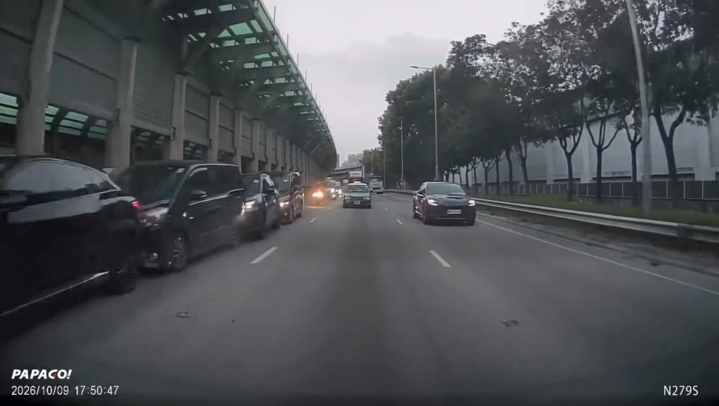 前方一輛白色私家車突然收慢,導致尾隨的私家車及其餘3輛車收掣不及,接連撞上。網上片段截圖 前方一輛白色私家車突然收慢,導致尾隨的私家車及其餘3輛車收掣不及,接連撞上。網上片段截圖