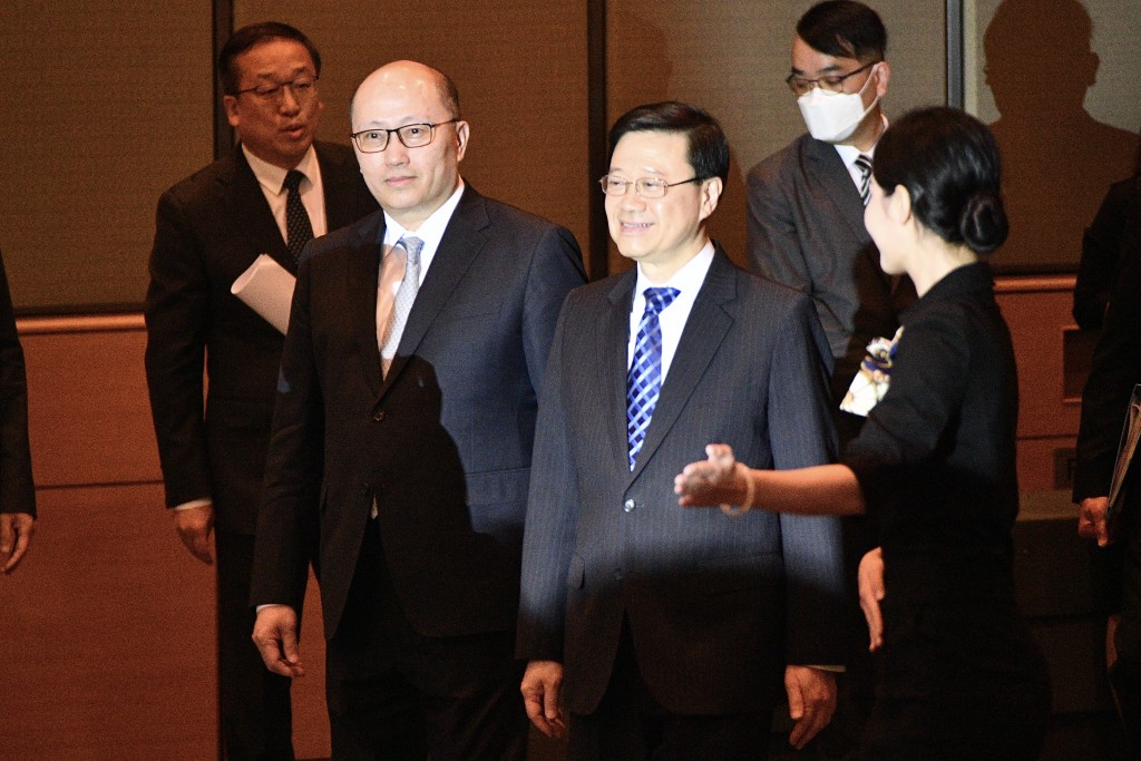 李家超（右）及郑雁雄（左）出席「激发香港『兴』的动能座谈会」。卢江球摄