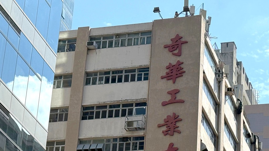 男子危坐大廈天台。​ 鍾澤賢攝