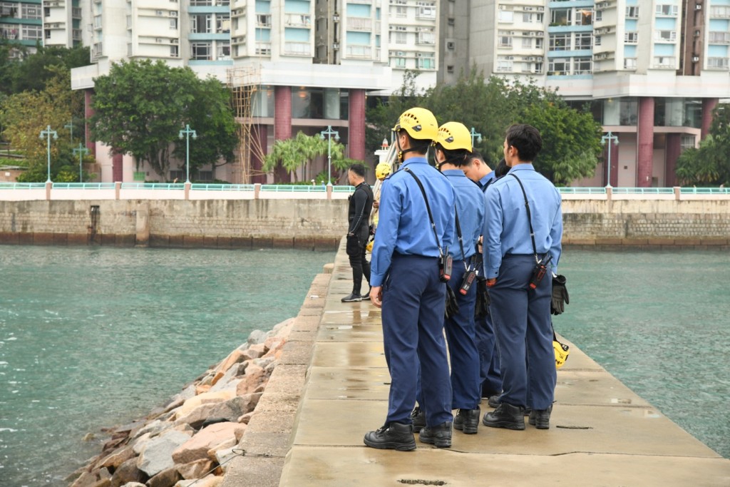 香港仔避風塘有船隻疑入水傾側，消防到場處理。