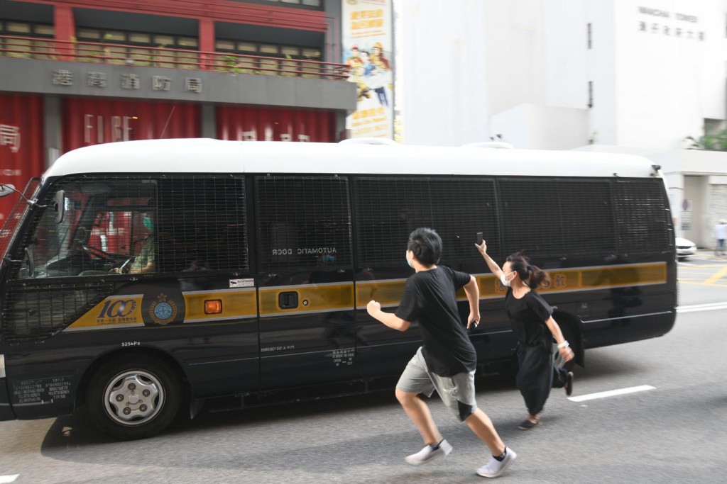 被告陳景僖囚車駛離。