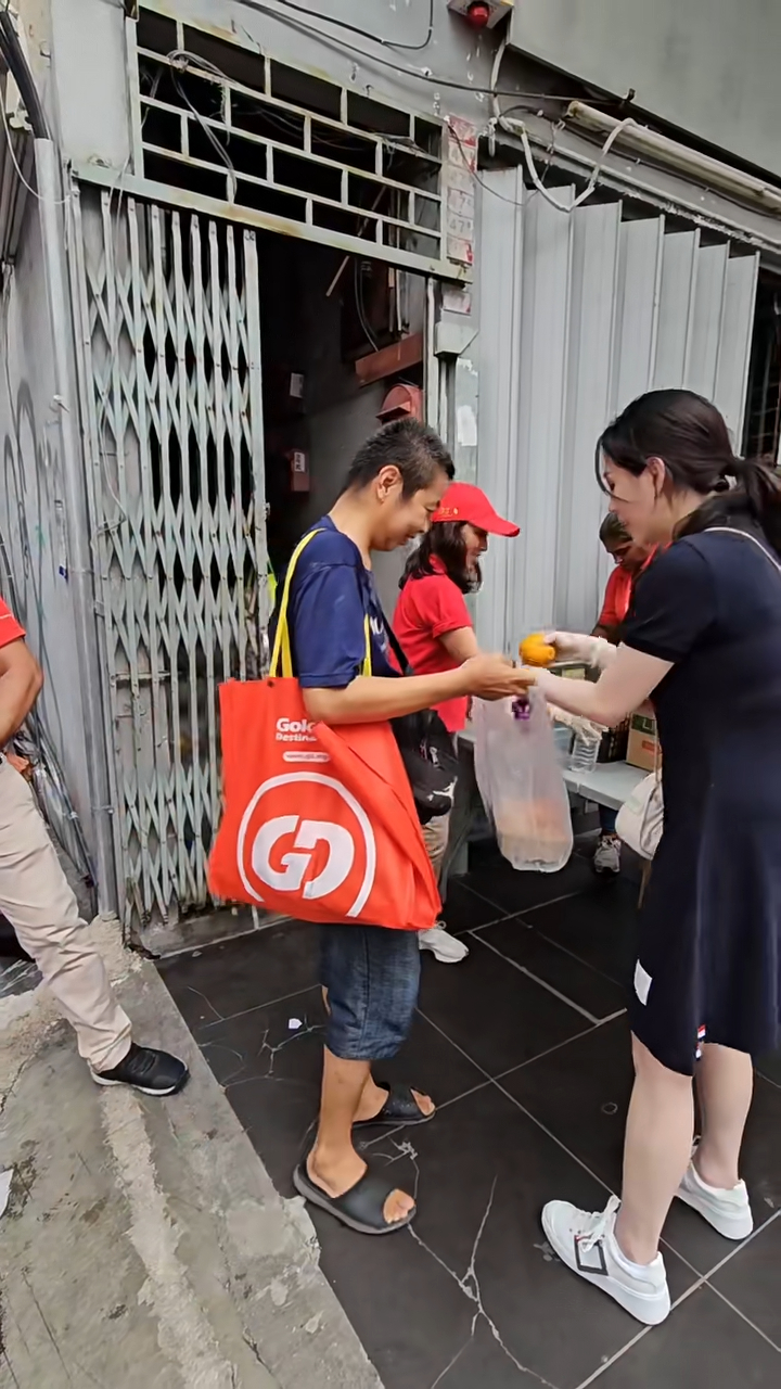 沈月與公主扎塔莎一同派發食物。