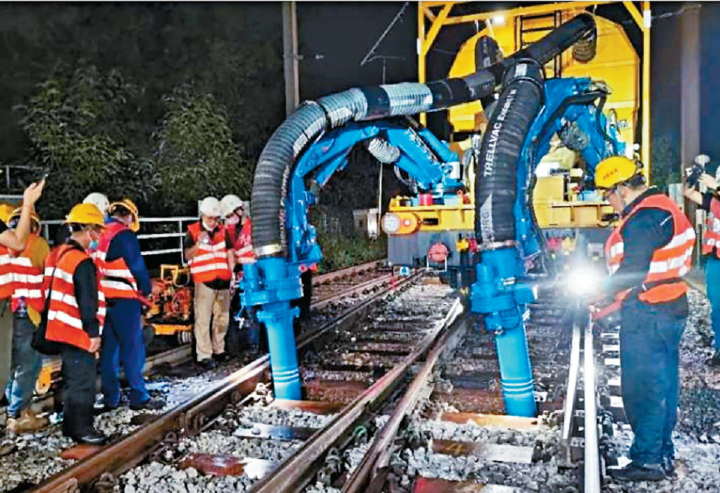 ■港鐵引入大型自動化道碴吸取運送機，大大縮短工程所需時間。
