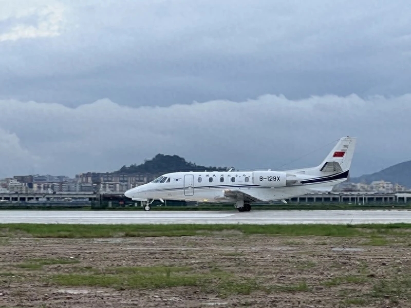 飛行校驗飛機降落在深圳機場三跑道。 深圳晚報 飛行校驗飛機降落在深圳機場三跑道。 深圳晚報