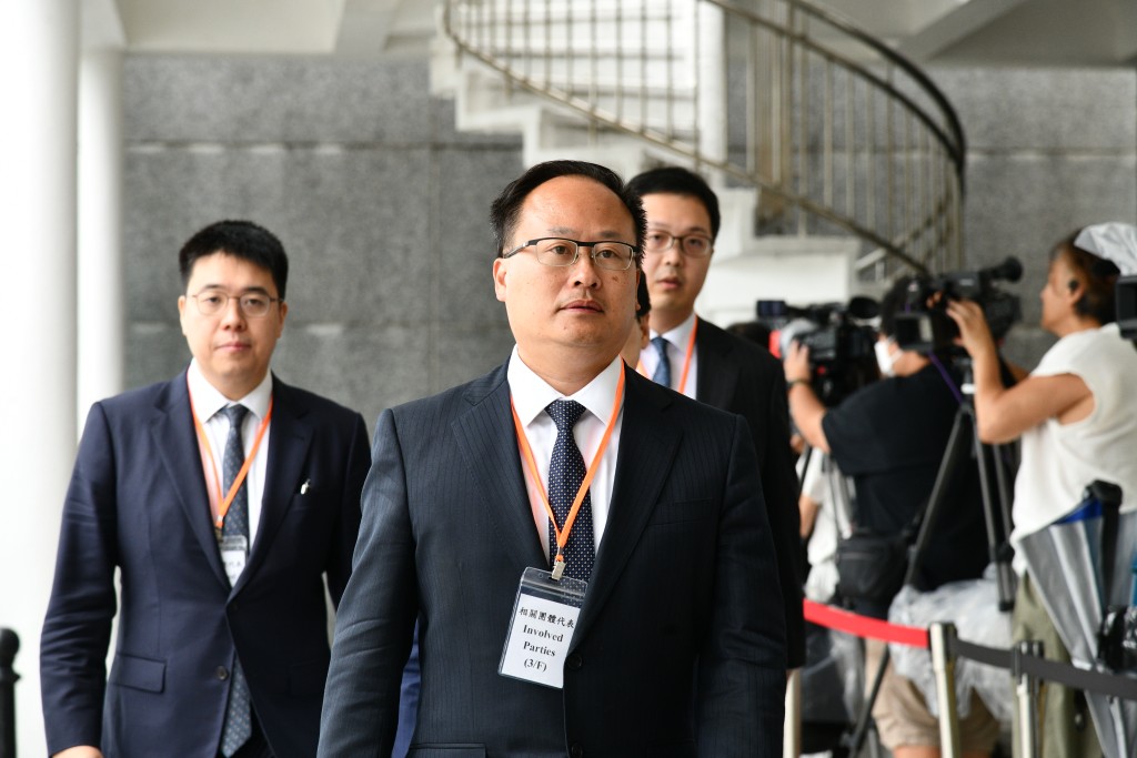 代表政府的資深大律師孫靖乾發表結案陳詞,多次強調大火的「直接責任」在於承建商及專業人士等私營承辦商的違法及違規行為。何健勇攝 代表政府的資深大律師孫靖乾發表結案陳詞,多次強調大火的「直接責任」在於承建商及專業人士等私營承辦商的違法及違規行為。何健勇攝